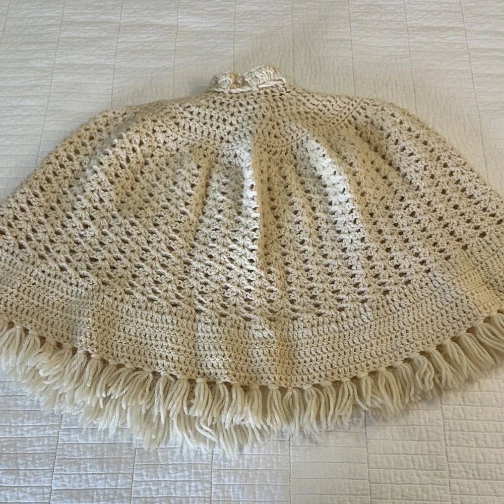Vintage 70s Crochet Cape Poncho Cream Fringe Boho Cottagecore Festival